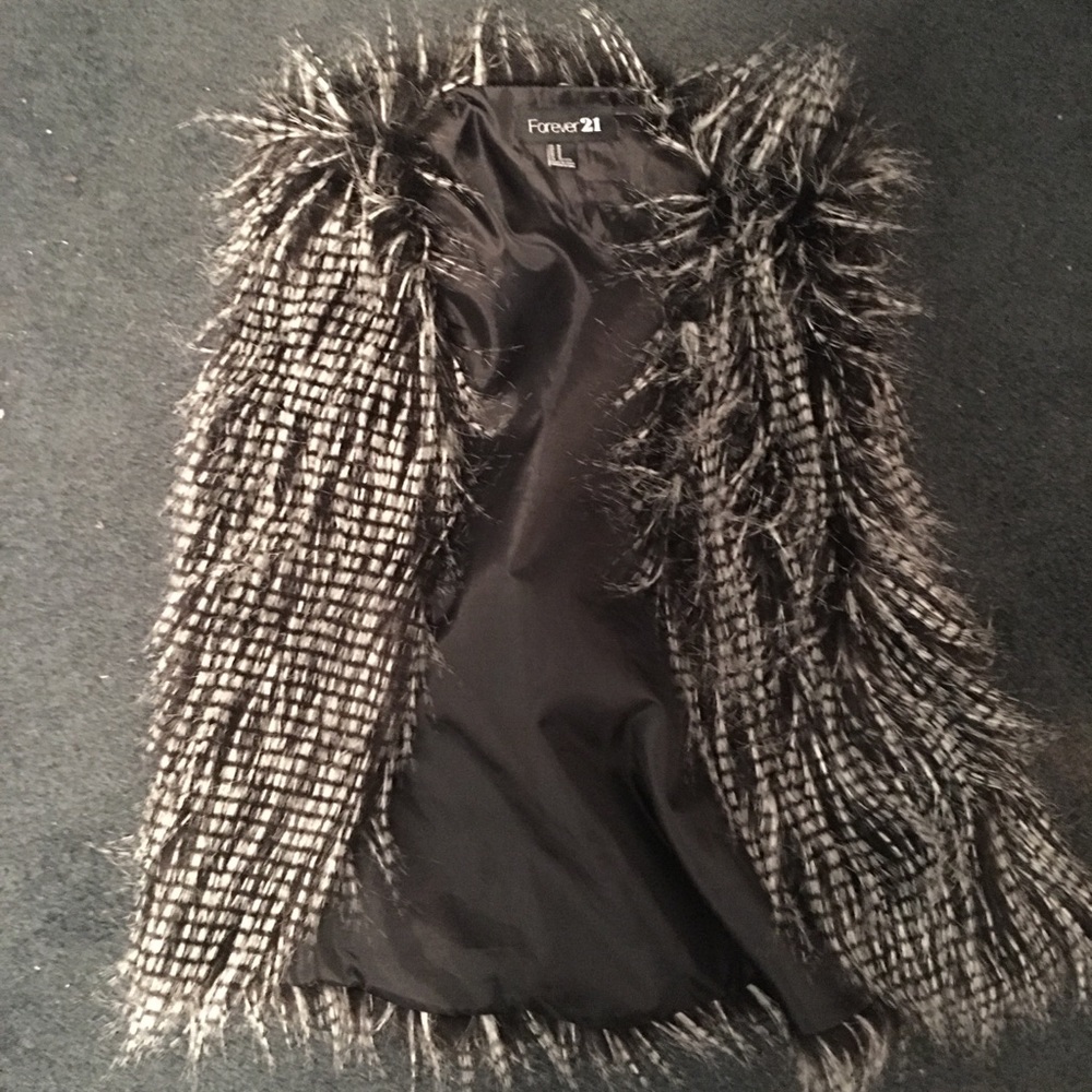 Forever 21 fur vest size medium
